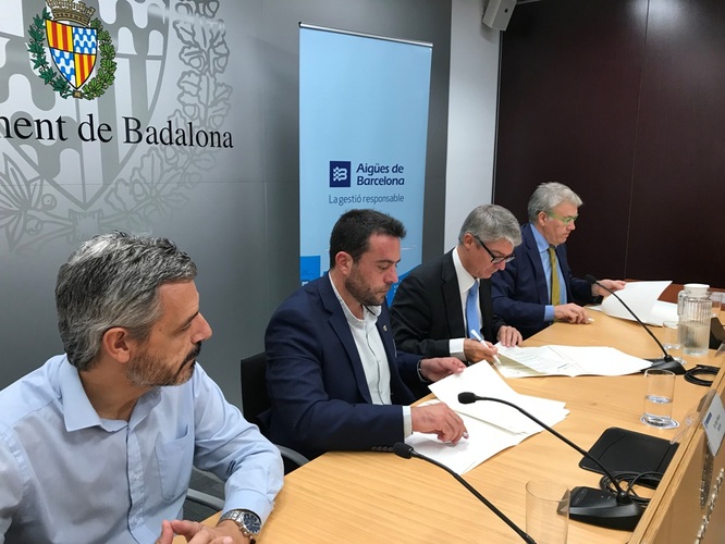 L’Ajuntament de Badalona i Aigües de Barcelona signen un protocol per garantir aigua a qui no la pugui pagar
