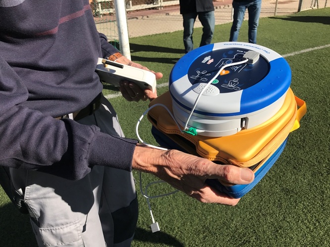Badalona completa la instal·lació de desfibril·ladors automàtics a tots els poliesportius i camps de futbol municipals