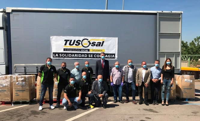 La plantilla de l’empresa TUSGSAL lliura 12 tones de productes de primera necessitat a l’Associació Social Amics del Gorg Mar de Badalona