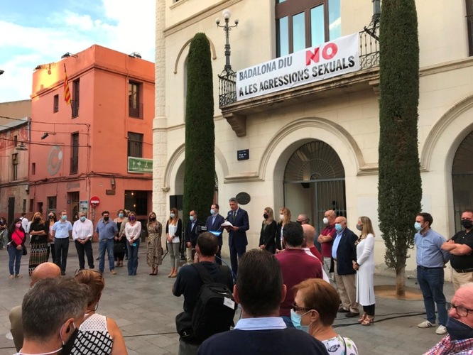 La plaça de la Vila de Badalona ha acollit la concentració institucional per condemnar la presumpta agressió sexual a una dona per part de set homes