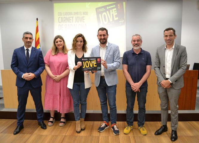 L’Ajuntament i l’Agència Catalana de Joventut presenten el nou Carnet Jove de Badalona i fan una crida perquè s’hi sumin més comerços de la ciutat