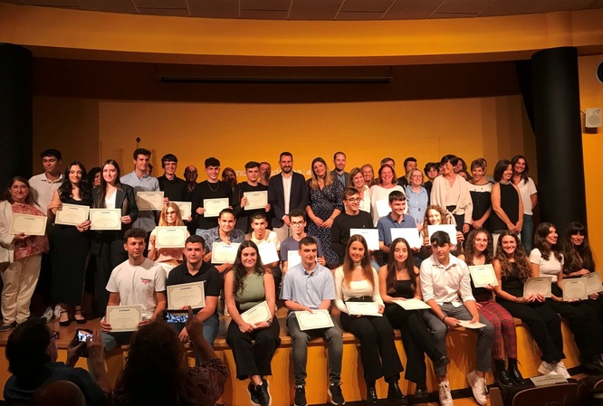 25 alumnes d’instituts de Badalona reben el reconeixement de l’Ajuntament per haver obtingut notes d’excel·lència a les proves d’accés a la universitat