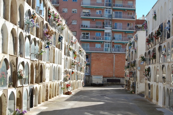 Els serveis dels cementiris de Badalona s’amplien per la diada de Tots Sants a Badalona