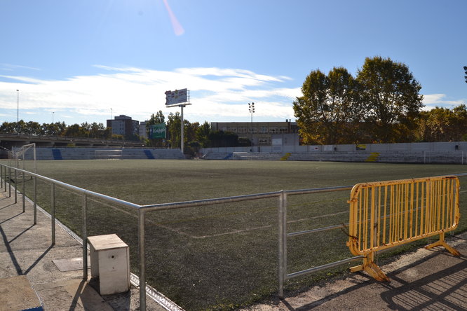 S’inicien les obres de substitució de la gespa artificial i la remodelació dels vestidors del Camp de Futbol Municipal Badalona Sud