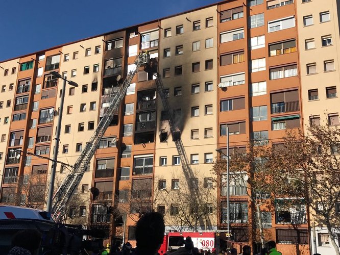 Un incendi aquest matí en un edifici de l’avinguda del Marquès de Mont-roig ha ocasionat tres víctimes mortals