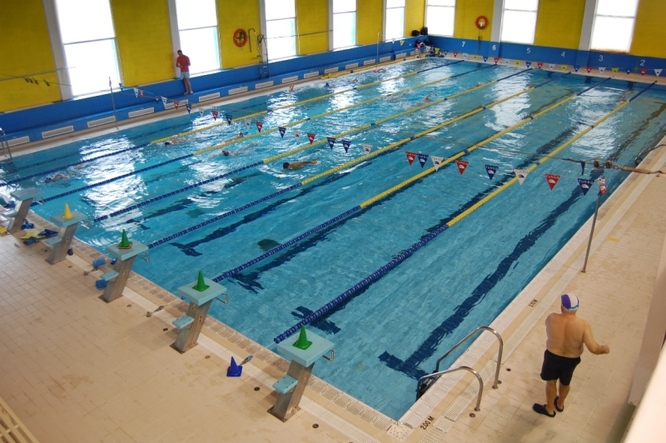 La piscina Mireia Belmonte i els gimnasos municipals disposaran de nou material per a les activitats esportives