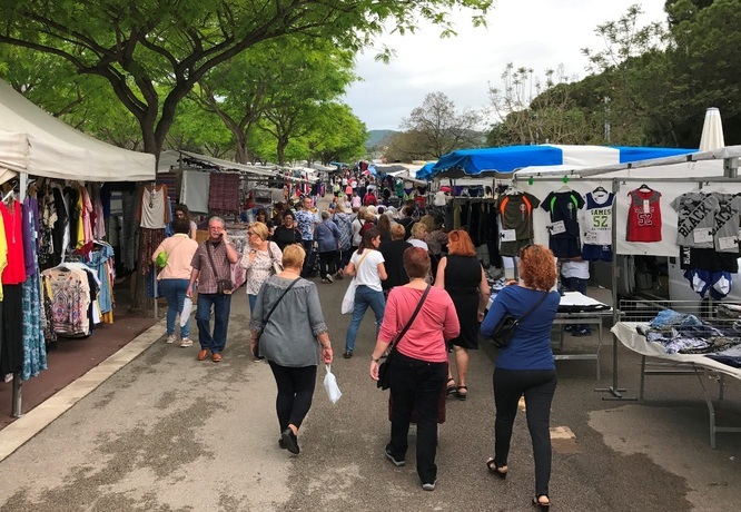 Els encants municipals de Badalona que es munten els divendres a Montigalà podran vendre productes d’alimentació mentre hi hagi decretat l’estat d’alarma a causa de la Covid-19
