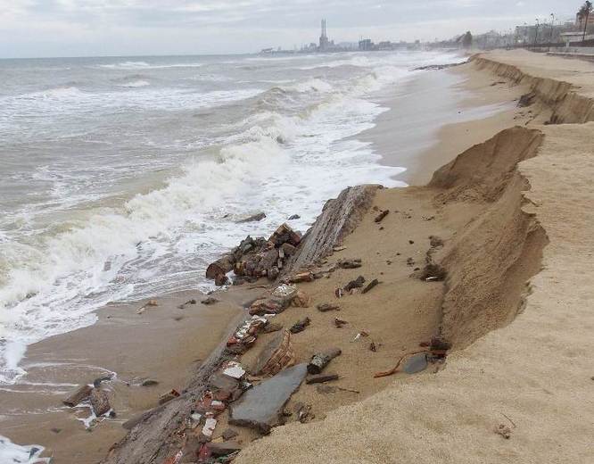 El temporal dels darrers dies deixa al descobert les restes d'antigues edificacions a la platja de la Barca Maria de Badalona