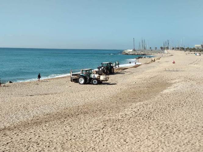 Avui es comencen a posar a punt les platges de Badalona per quan la situació actual permeti gaudir d’aquest espai