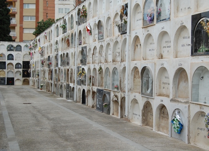 Els dos cementiris de Badalona reobren les seves portes al públic a partir d’avui dilluns