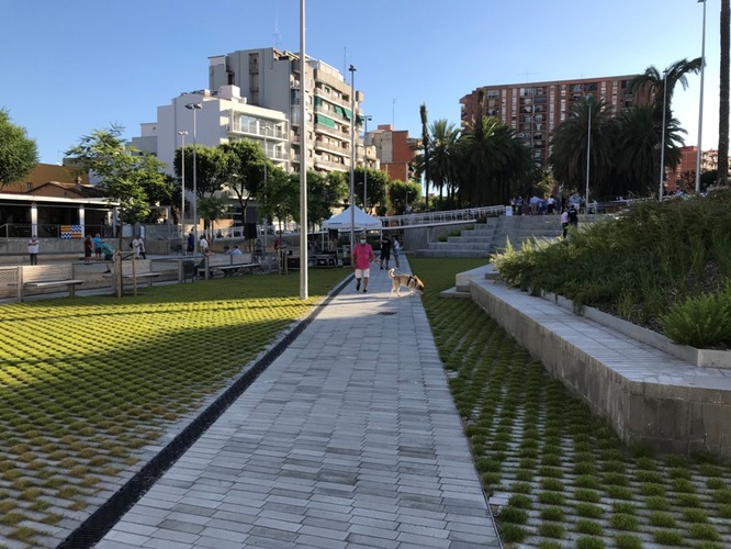 Reobre la plaça de Trafalgar del barri de Llefià de Badalona un cop acabada la primera fase de les obres de reurbanització