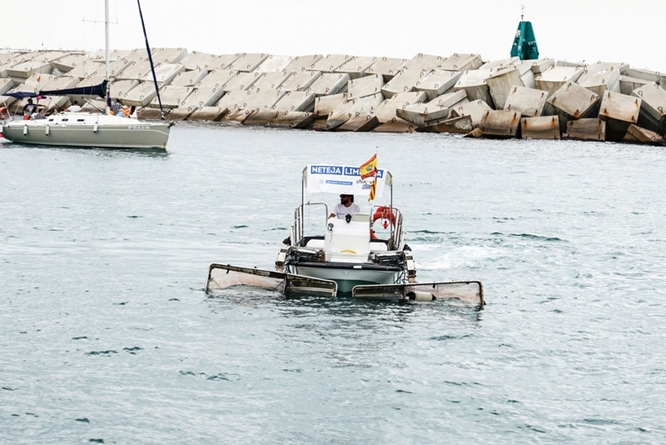 El servei de recollida de sòlids flotants recorre diàriament el litoral de Badalona
