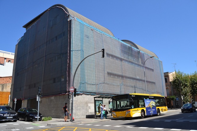 La línia B3 dels autobusos urbans de Badalona manté la parada del carrer del Germà Juli, davant els jutjats de la ciutat, els dissabtes i festius