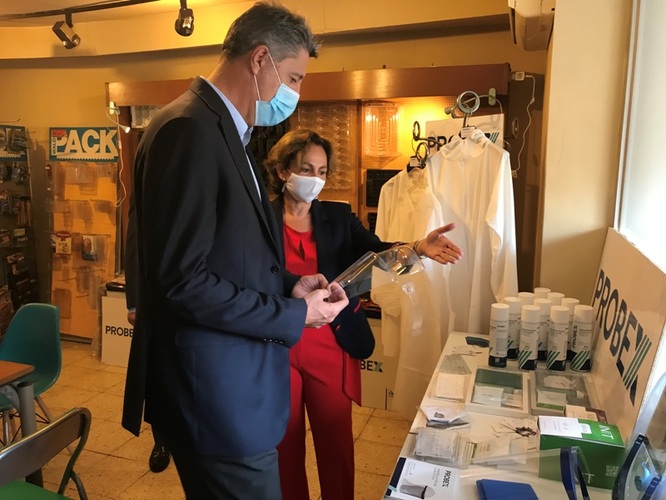 L’alcalde de Badalona visita l’empresa Probex que destaca per la fabricació de productes de protecció personal davant la Covid19