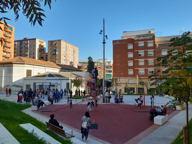 La plaça Azorín de Badalona es converteix en una àrea de domini per al vianant