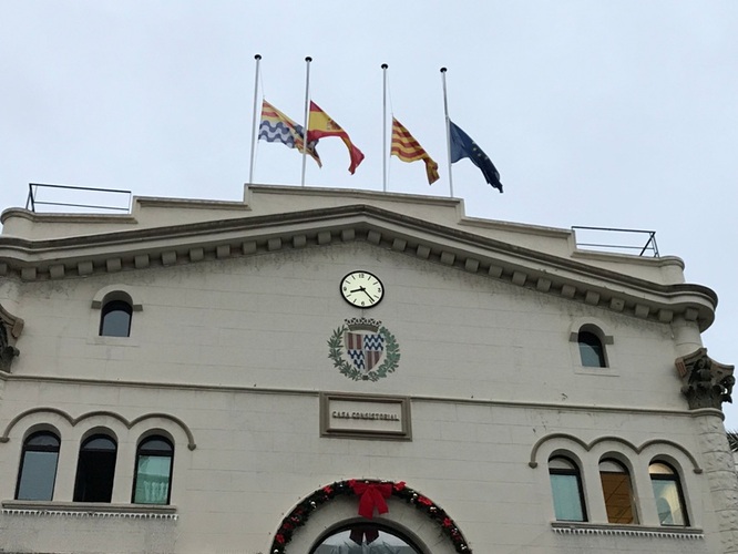L’Ajuntament de Badalona convoca un minut de silenci avui a les 18 hores a la plaça de la Vila en senyal de dol per les víctimes de l’incendi de la nau industrial del carrer de Guifré