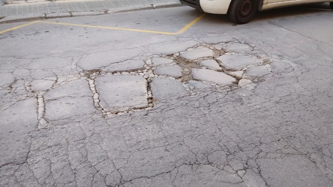 Actuació urgent de reparació de l’asfalt del carrer d’Enric Borràs