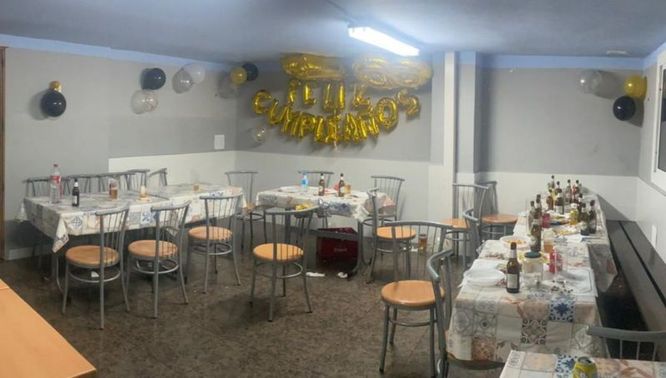 La Guàrdia Urbana de Badalona desmantella una festa en un bar amb 40 persones