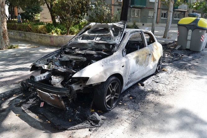 La Guàrdia Urbana de Badalona deté in fraganti una persona que estava provocant un incendi en un cotxe i dos contenidors al barri de Sant Roc