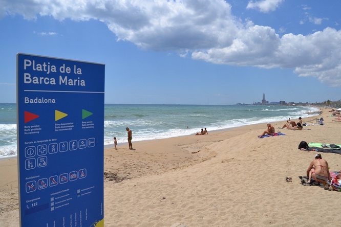 S’inicia la retirada de restes d'antigues instal·lacions de banys a la platja de la Barca Maria de Badalona