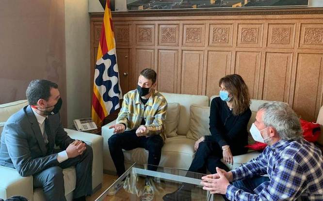 L’alcalde Rubén Guijarro rep al futbolista Marc Gual a la Casa de la Vila