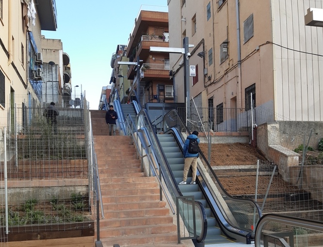 Entren en funcionament les noves escales mecàniques del carrer de Solsona que milloren la mobilitat al barri de la Pau