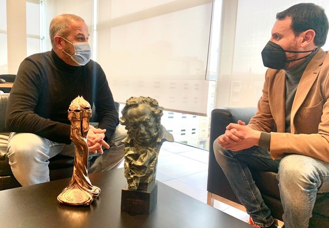 Marc Orts cedeix temporalment les estatuetes dels premis Goya i Gaudí de cinema perquè s’exposin a Badalona