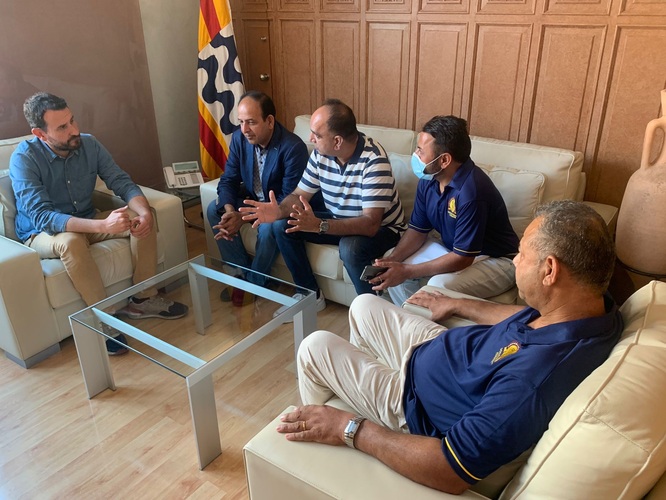 L’alcalde de Badalona es reuneix amb l’equip Park I Care Badalona Cricket Club que enguany s’ha proclamat campió de l’European Cricket League
