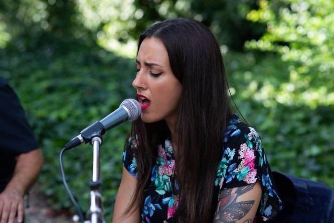 La cantant Paula Domínguez tanca aquest dissabte el programa d’activitats ‘Viu l’estiu a Badalona 2022’ amb un concert a l’Escorxador