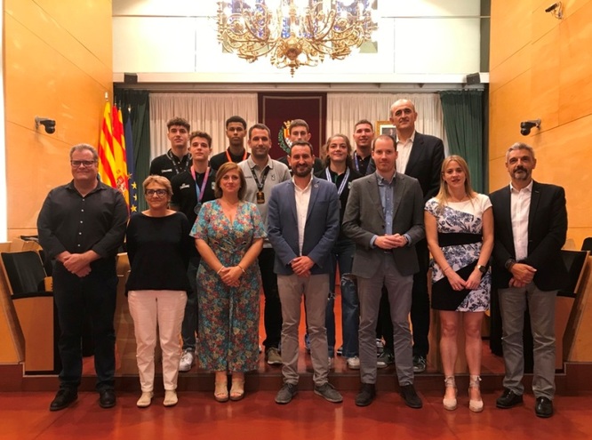 L’Ajuntament ret homenatge als jugadors del Club Joventut Badalona que aquest estiu han guanyat medalles a campionats internacionals