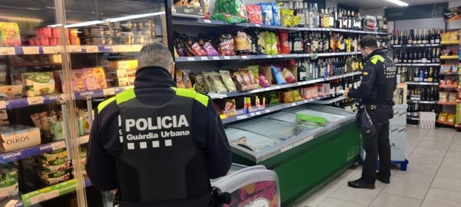 La Guàrdia Urbana Badalona decomissa prop de 3.000 productes d’un supermercat
