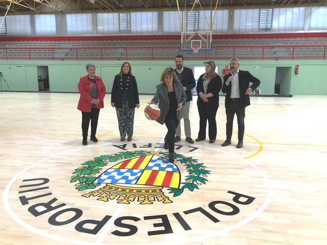 L’alcalde de Badalona, Rubén Guijarro, i la presidenta de la Diputació de Barcelona, Núria Marín, visiten el poliesportiu de Llefià recentment remodelat