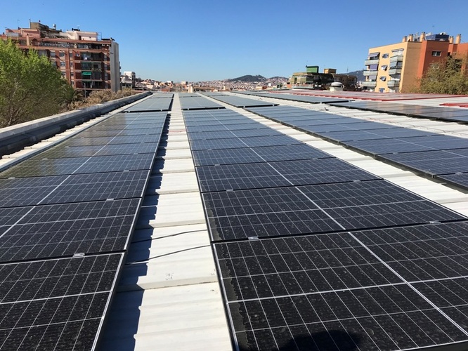 Les obres de la instal·lació fotovoltaica del Poliesportiu Montigalà arriben a la recta final