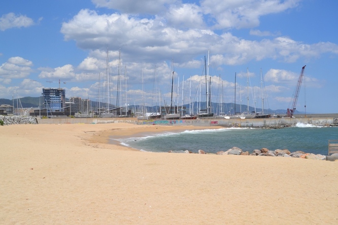 La platja de la Marina de Badalona obté per primera vegada el reconeixement de Bandera Blava