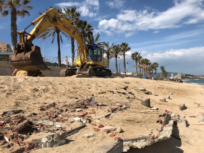 Comença la retirada de restes d’antigues edificacions a la platja del Cristall de Badalona