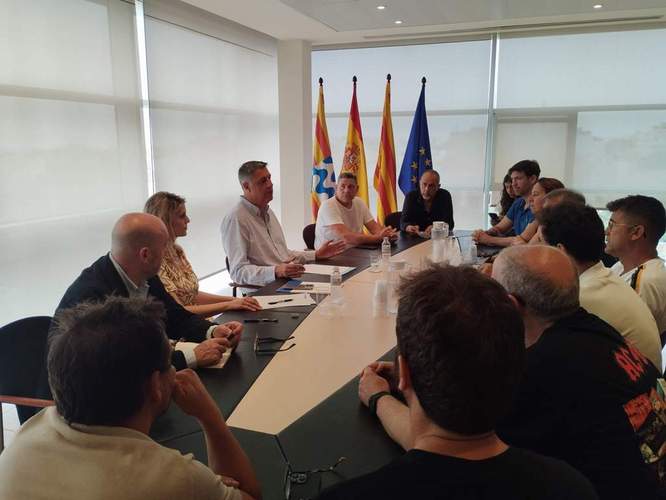 El Govern de Badalona es reuneix amb representants dels locals d’oci nocturn per abordar les necessitats del sector a la ciutat
