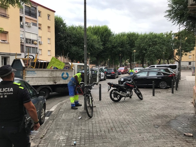 L’Ajuntament de Badalona recull més de 2.500 quilos de residus en un operatiu de neteja al barri de Sant Roc