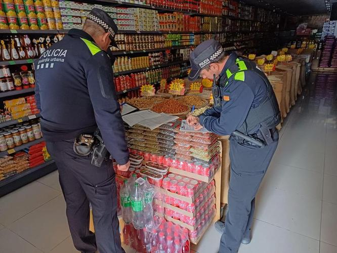 La Guàrdia Urbana obre diligències a un supermercat del barri de Llefià que tenia punxada la llum i generava problemes de convivència amb els veïns