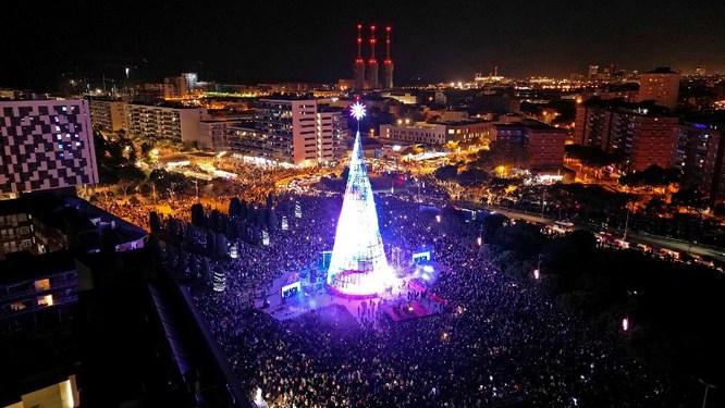 Més de 50.000 persones assisteixen a Badalona a la inauguració de l’arbre de Nadal més alt d’Espanya